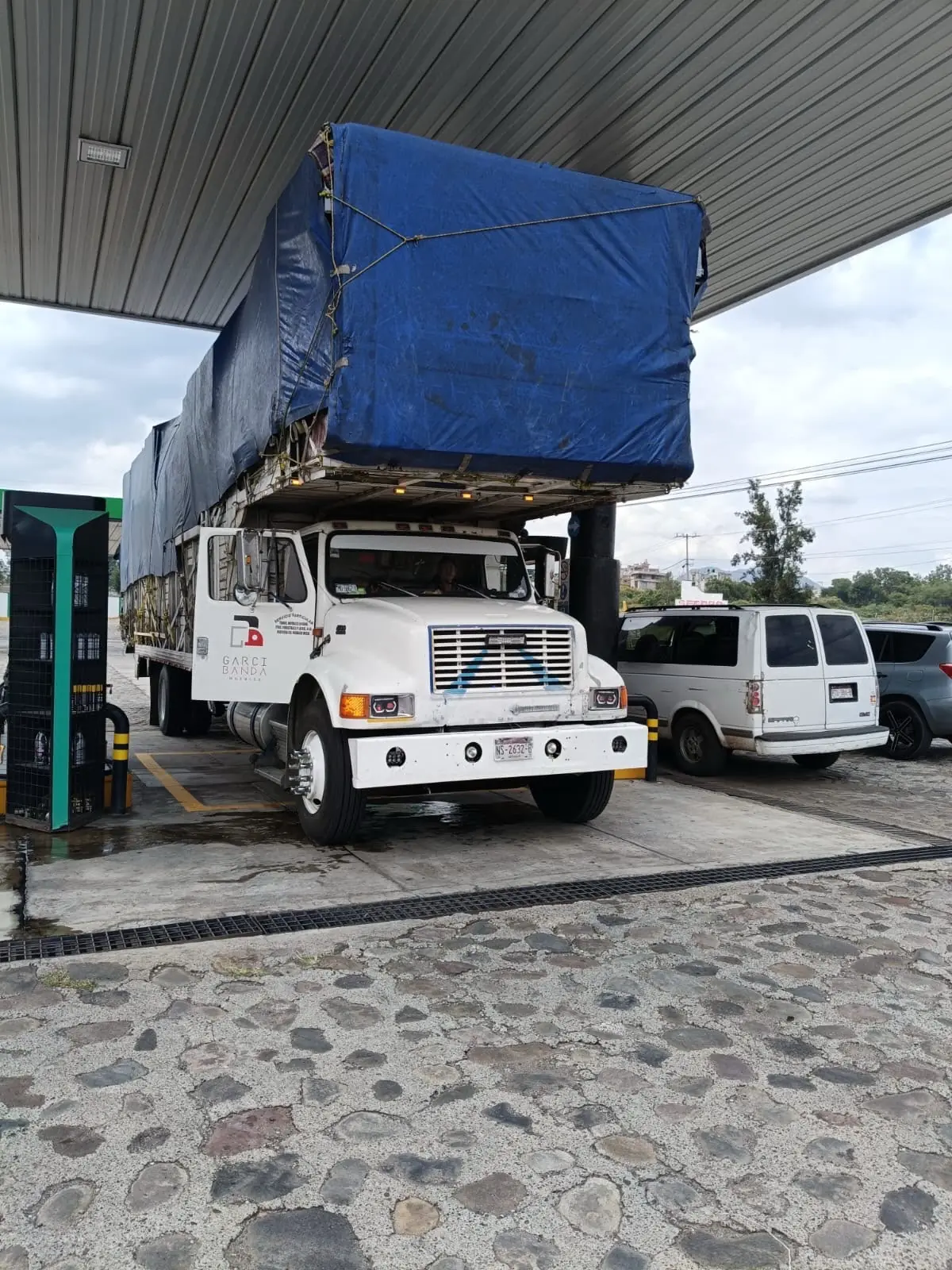Camión de Garcibanda cargado con muebles emplayados